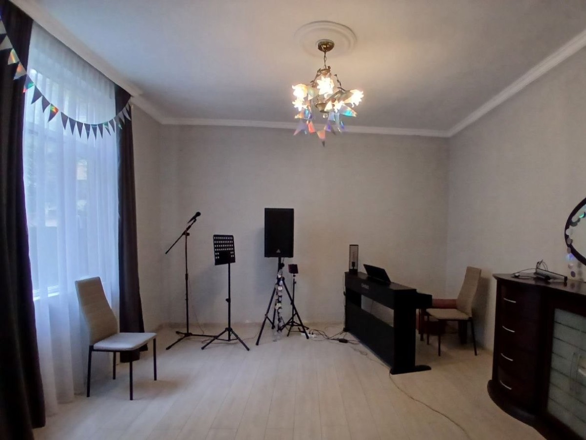 Music Point Ангиса, ближний класс